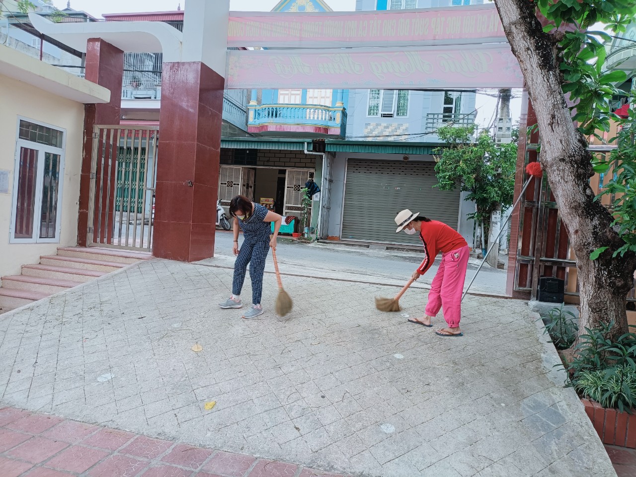 NGÀY ĐẦU TIÊN ĐÓN HỌC SINH ĐI HỌC TRỰC TIẾP TRỞ LẠI SAU THỜI GIAN HỌC TRỰC TUYẾN ĐỂ PHÒNG CHỐNG DỊCH COVID- 19 CỦA TRƯỜNG TIỂU HỌC TÔ VĨNH DIỆN