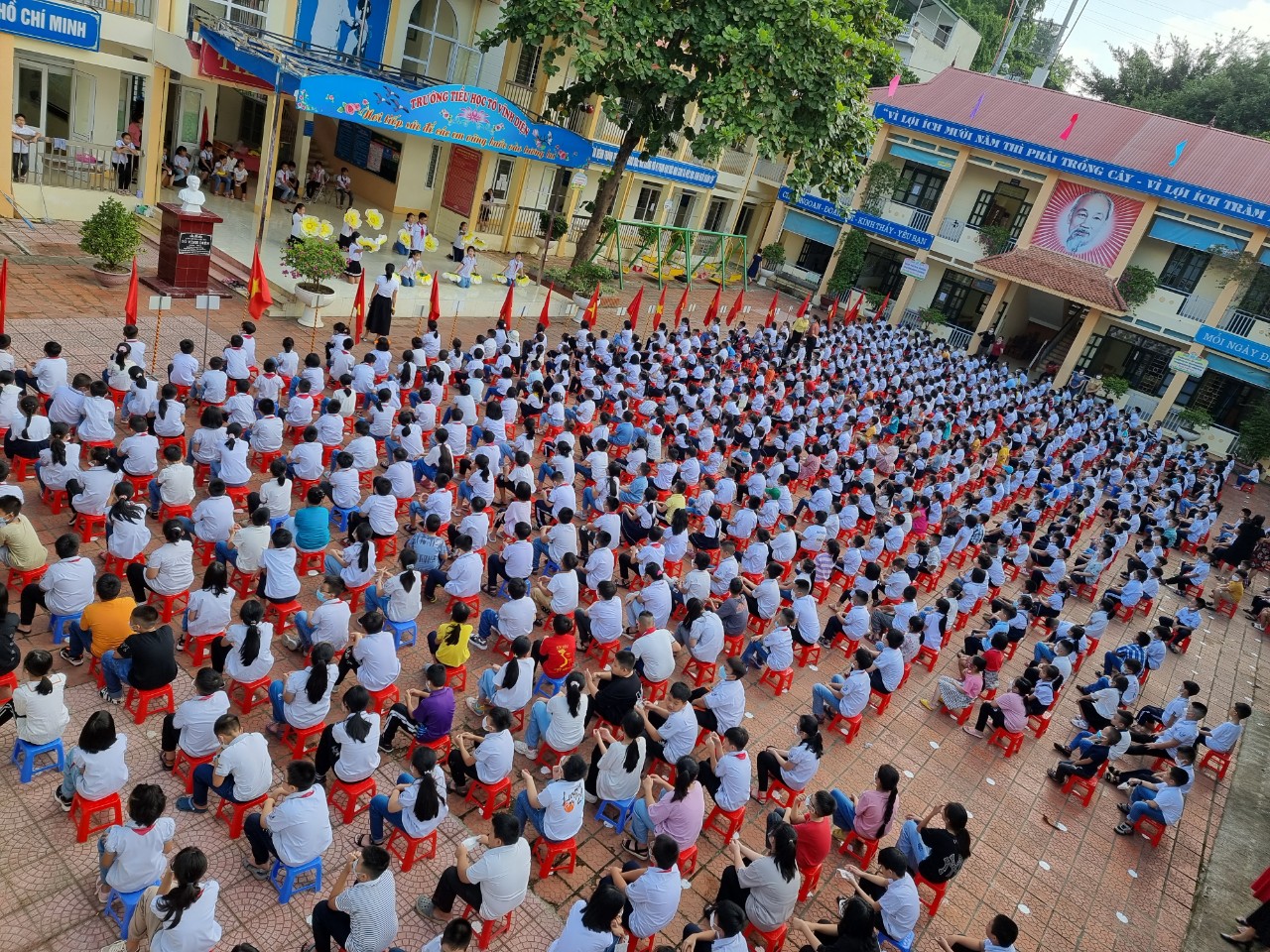 CÁC EM HỌC SINH TRƯỜNG TIỂU HỌC TÔ VĨNH DIỆN HÂN HOAN TỰU TRƯỜNG CHÀO ĐÓN NĂM HỌC MỚI 2022-2023