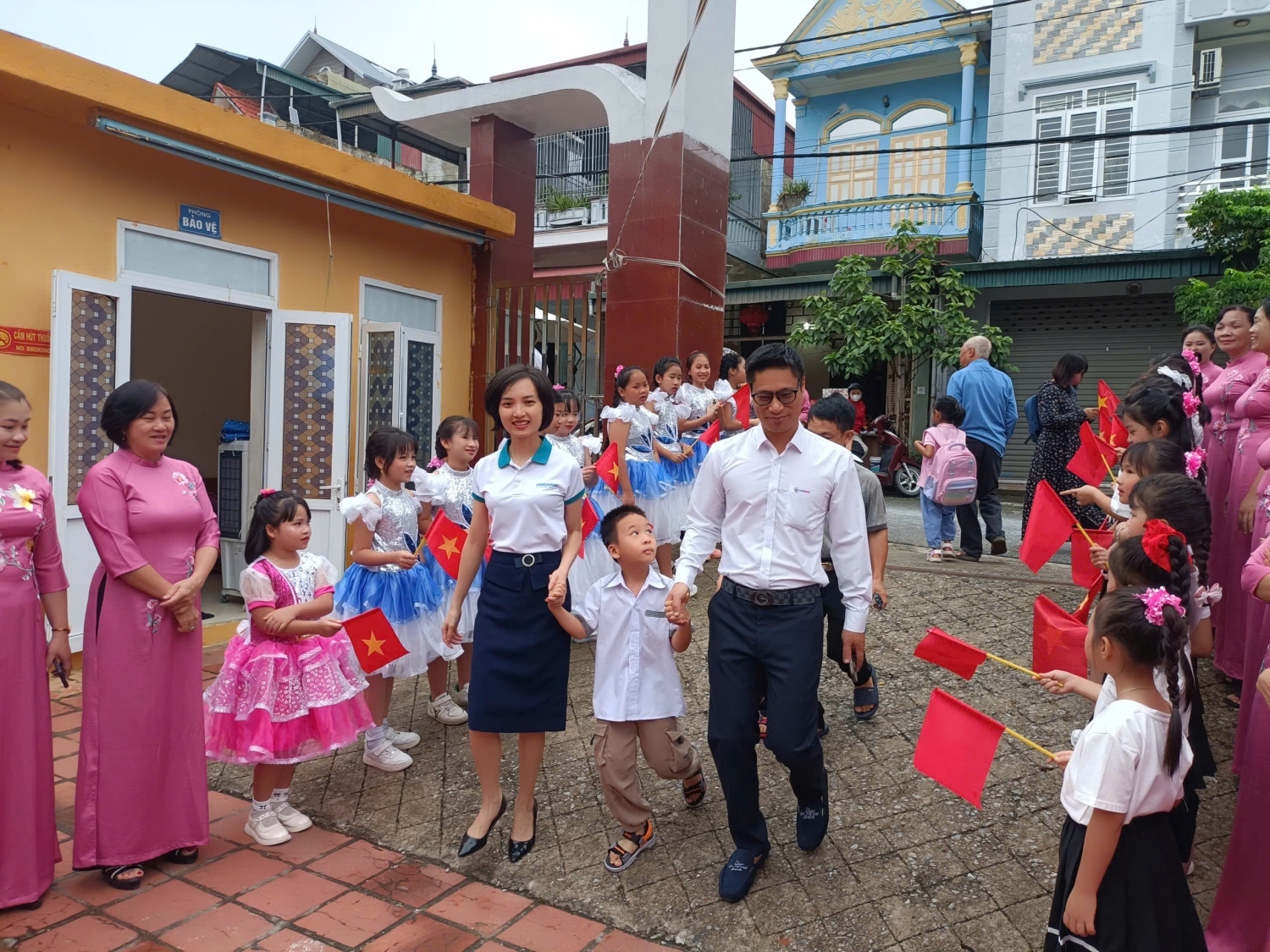 TRƯỜNG TIỂU HỌC TÔ VĨNH DIỆN HÂN HOAN CHÀO ĐÓN CÁC EM HỌC SINH LỚP 1 VỀ TỰU TRƯỜNG CHÀO ĐÓN NĂM HỌC MỚI 2025 - 2026